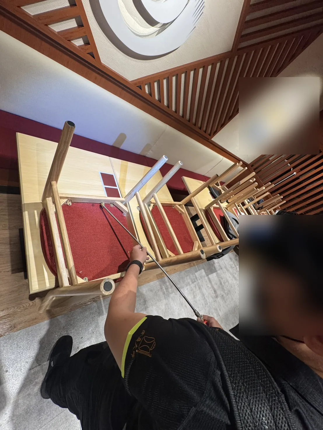 椅座底部與接合處噴藥