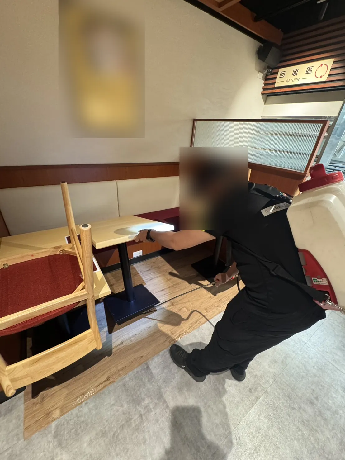 桌下與地面周邊噴藥