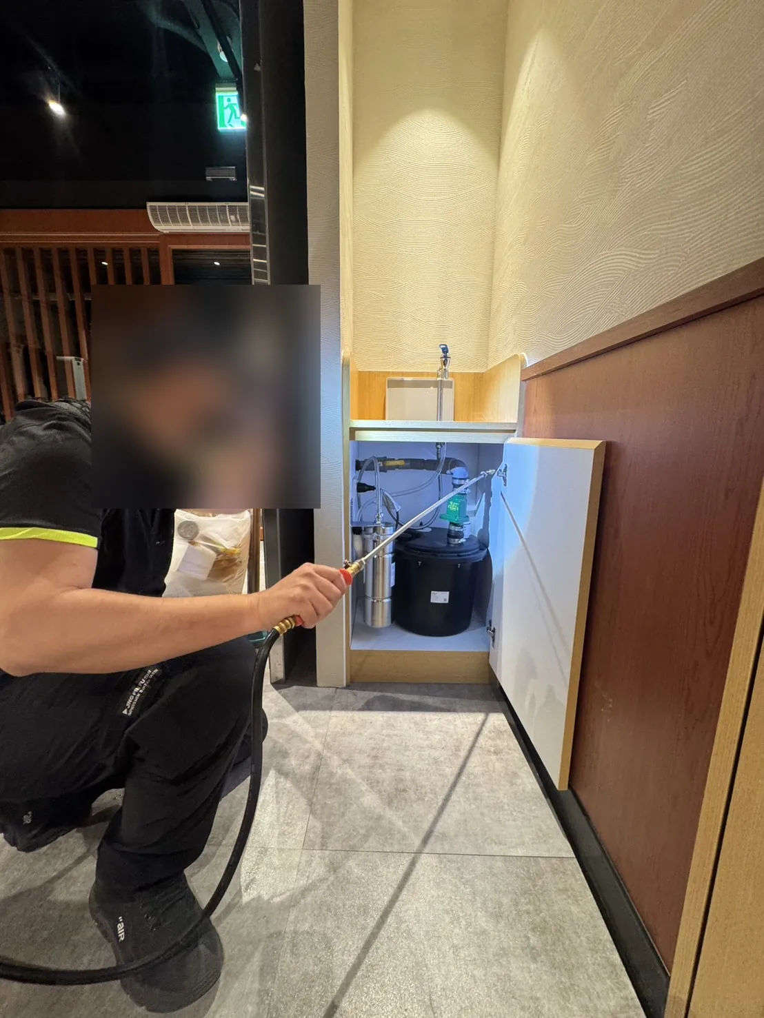 洗手台下方櫃體噴藥
