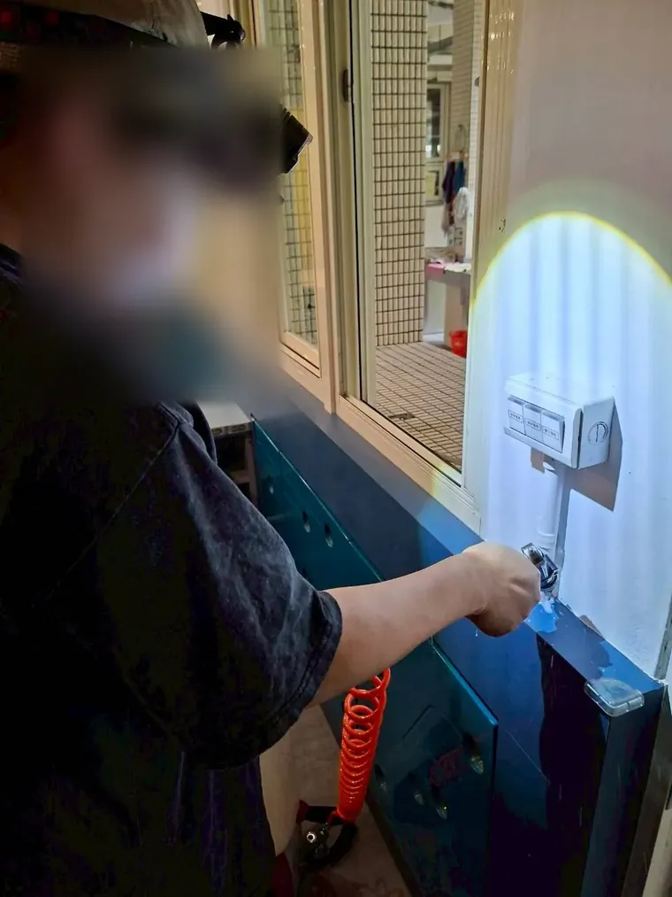 技師沿教室窗框與牆面縫隙施藥
