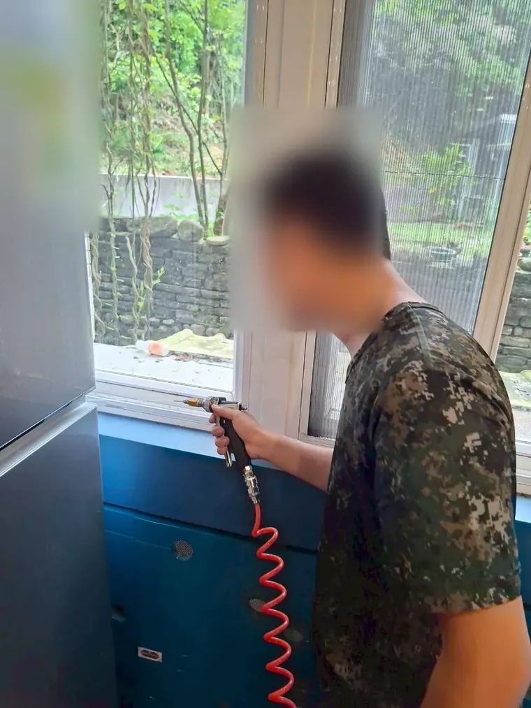 教室窗台縫隙白蟻施藥