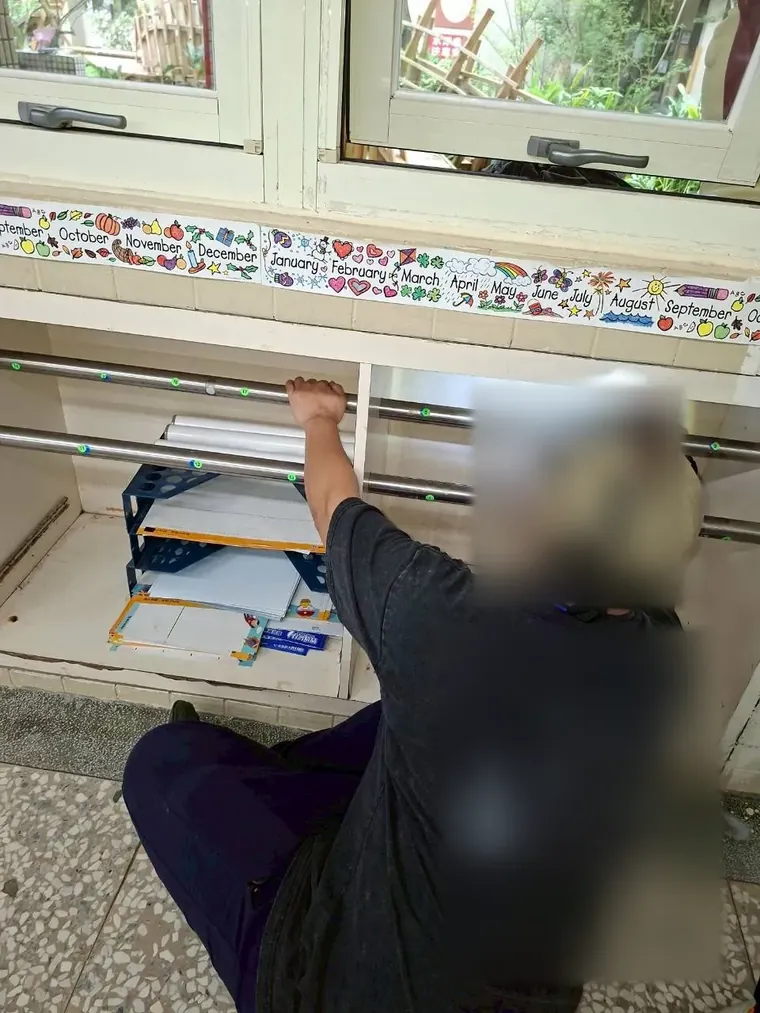 技師打開走廊窗下櫃檢查白蟻