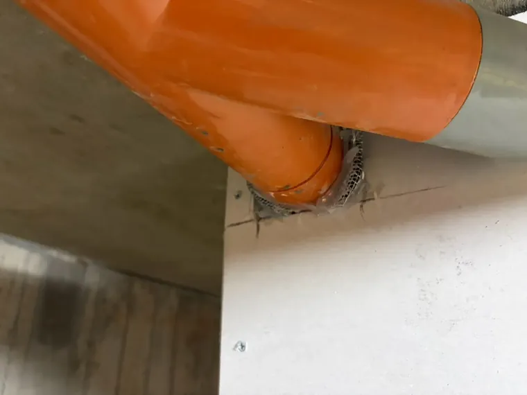 排水管彎頭穿過隔間板處周圍以防鼠網封堵