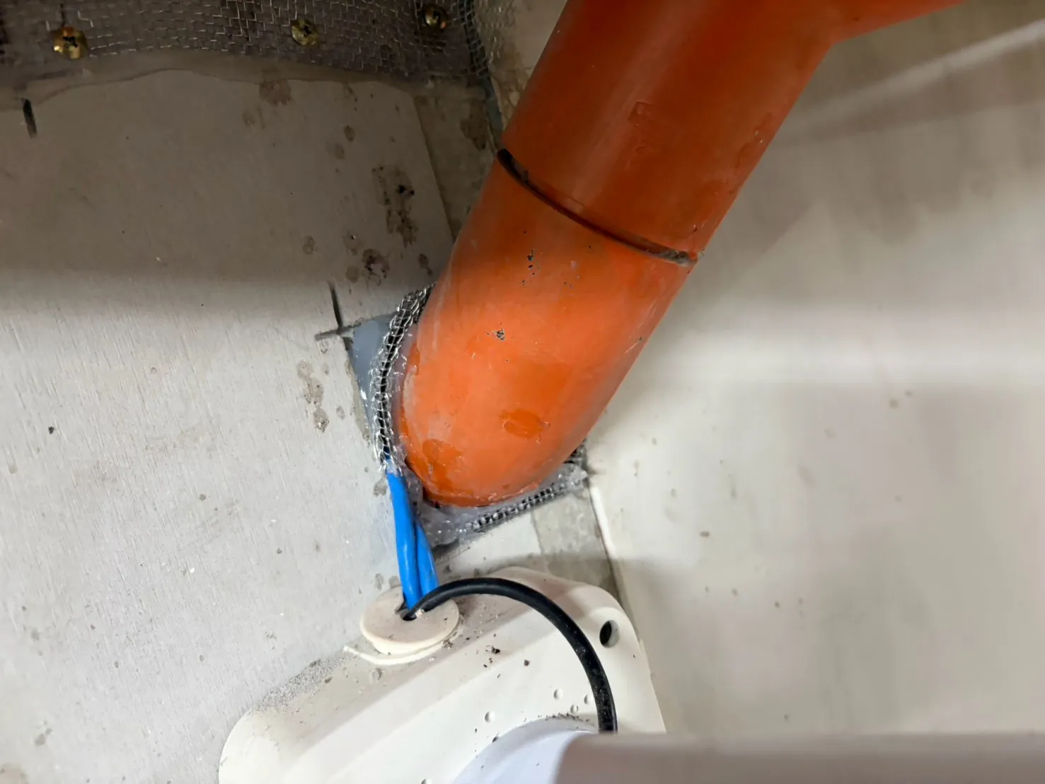 排水管在牆角穿過隔間板處以防鼠網封堵