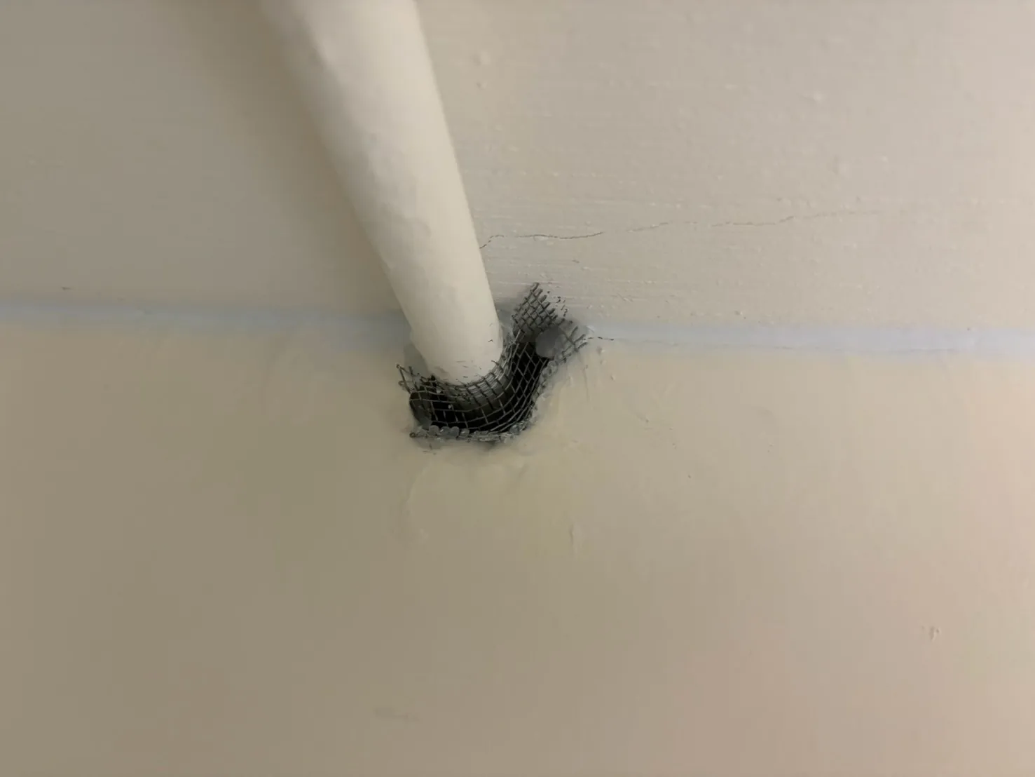 細管線穿牆處周圍以防鼠網封堵