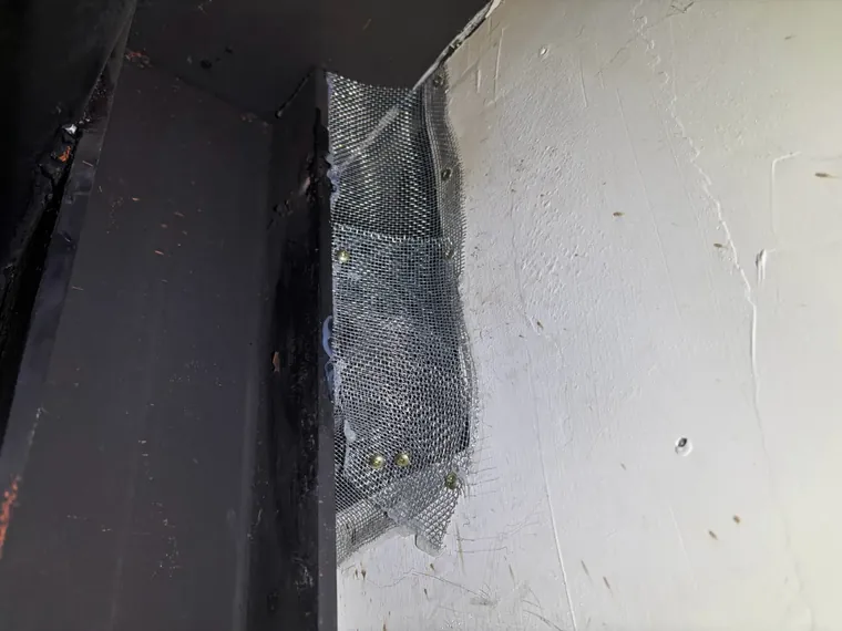 鋼柱另一側與牆面交接處以防鼠網封堵