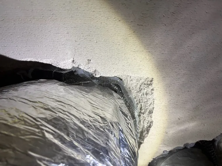 軟風管穿過輕質磚牆破口處周圍以防鼠網封堵
