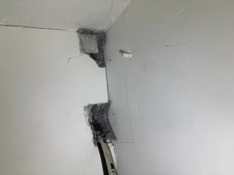 牆角上下兩處缺口以防鼠網封堵