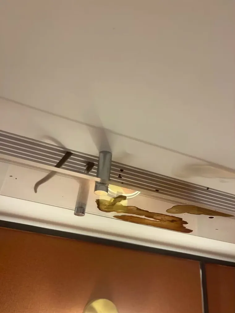 天花板條型出風口往下流的污漬