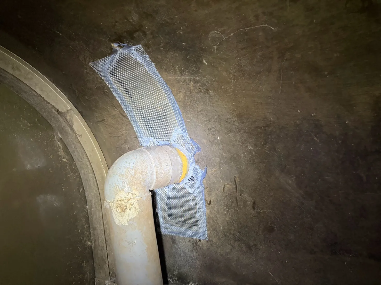 水管彎頭穿牆處上下空隙以不鏽鋼網封堵