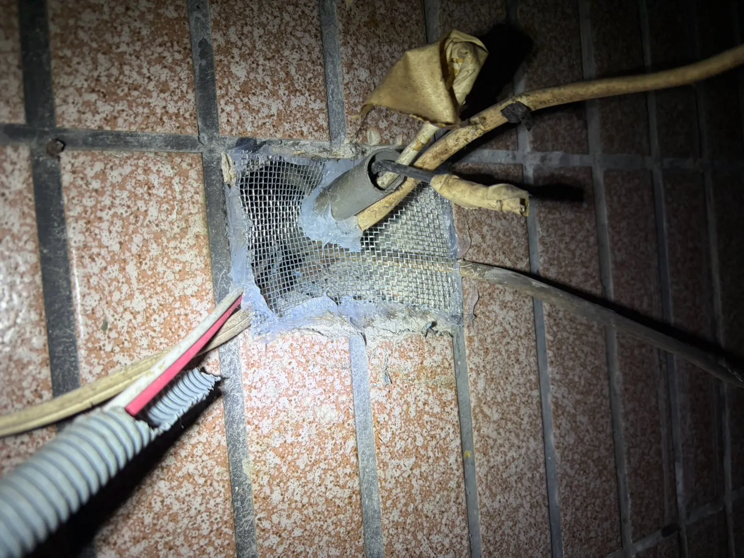 外牆電線穿牆孔以不鏽鋼網加封口膠封堵