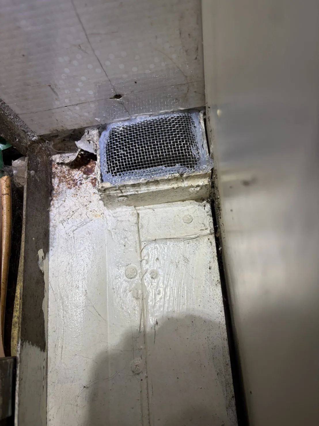牆角方形開口以不鏽鋼網封堵