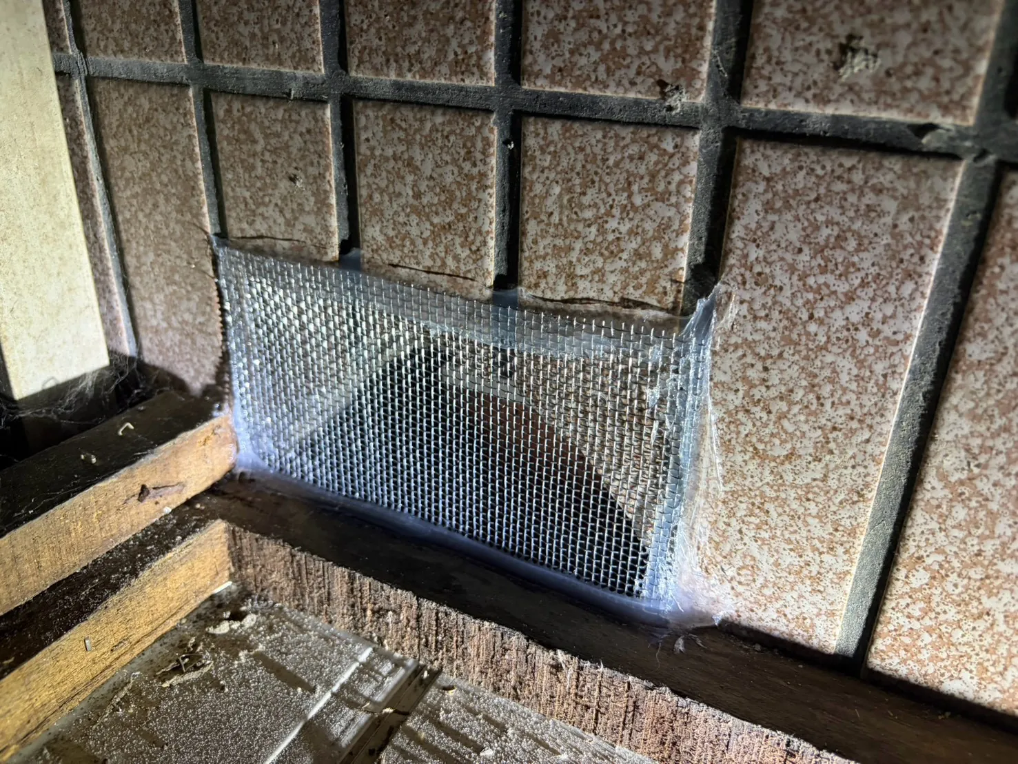 磁磚牆腳長方形開口以不鏽鋼防鼠網封堵