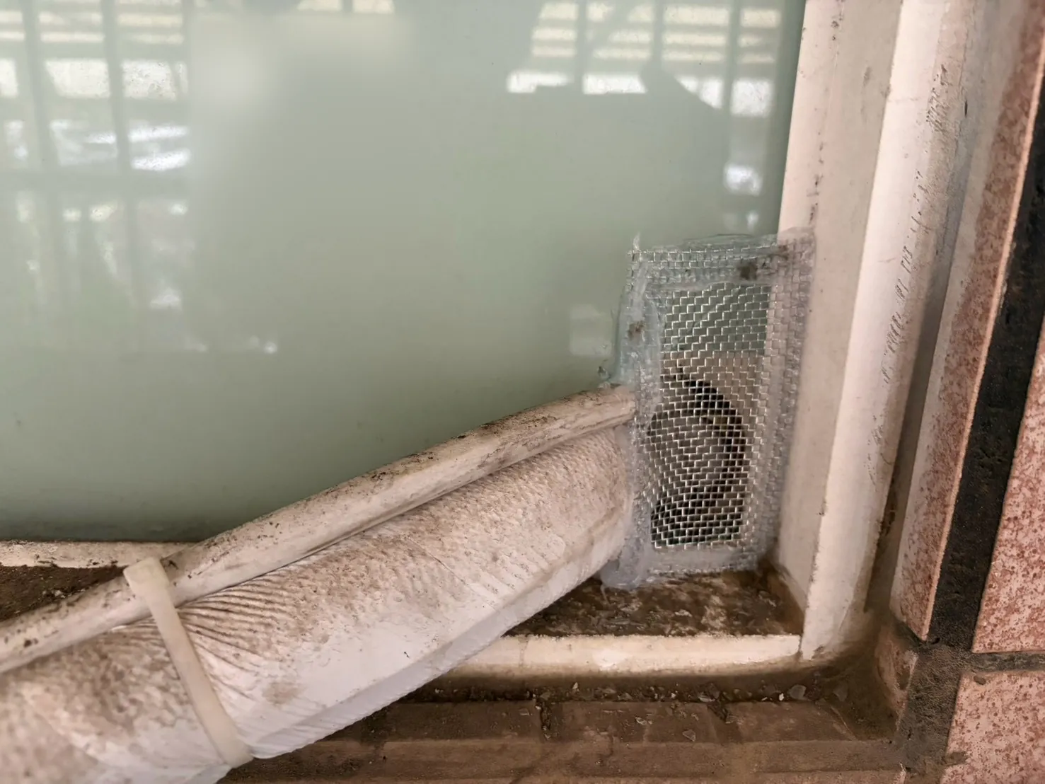 冷氣管線進屋處旁的空隙以不鏽鋼網封堵