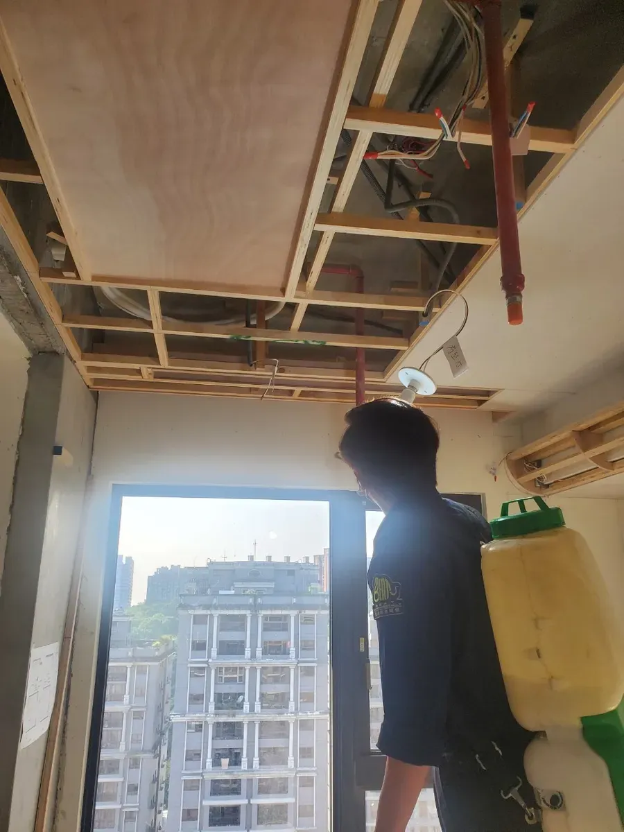 裝潢中的大樓住家，天花板角材骨架還沒封板