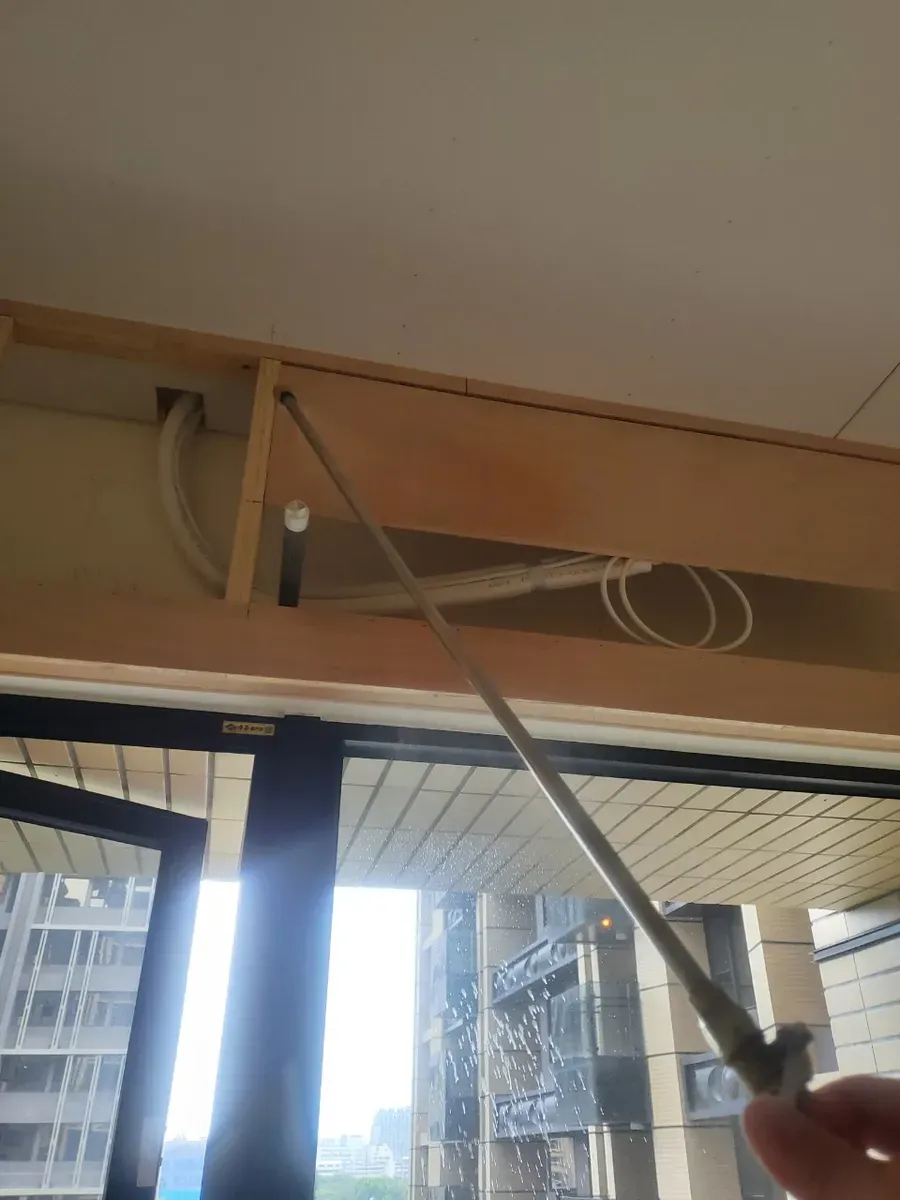 窗邊上方天花板骨架