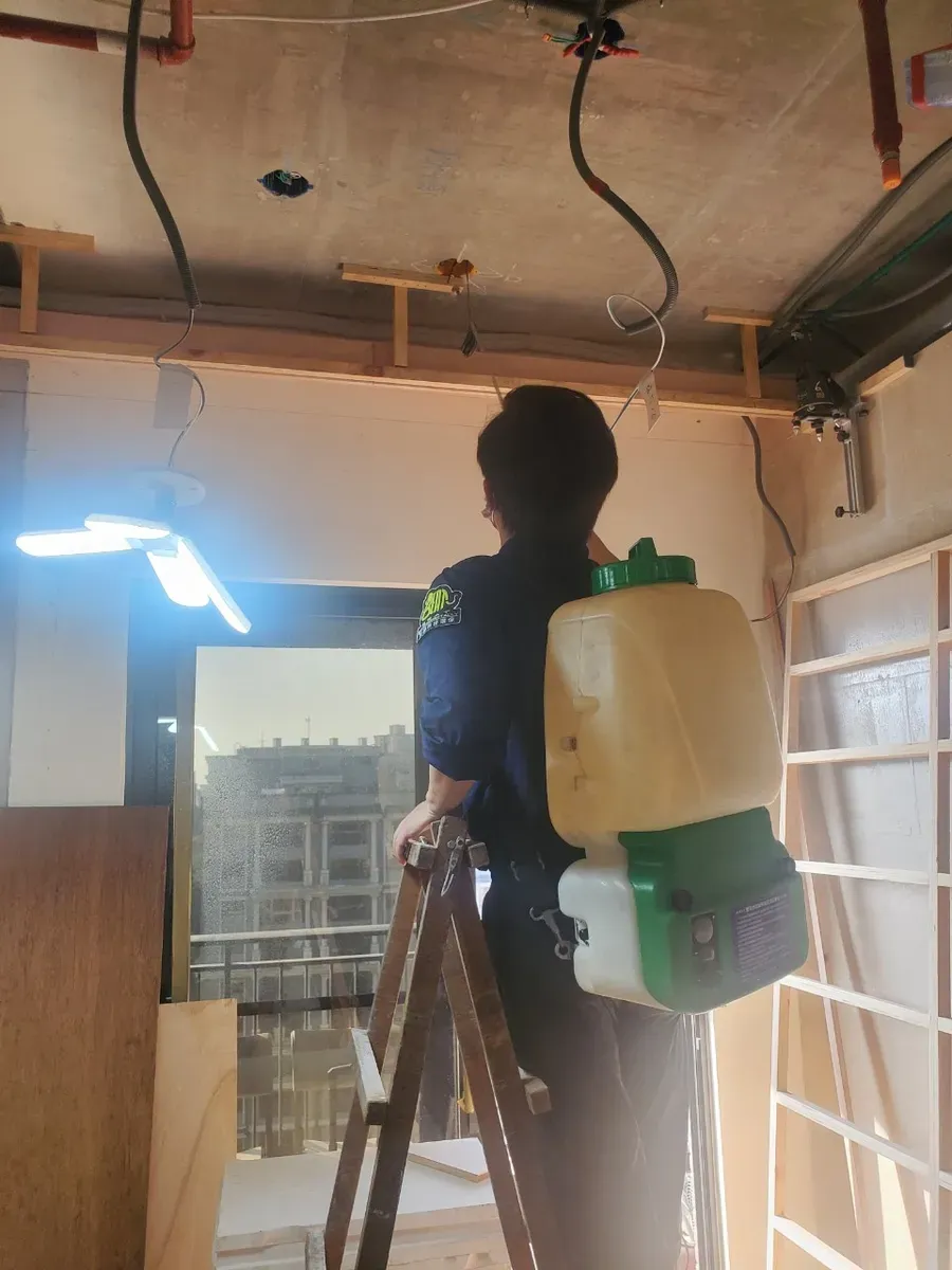 技師站梯子處理天花板