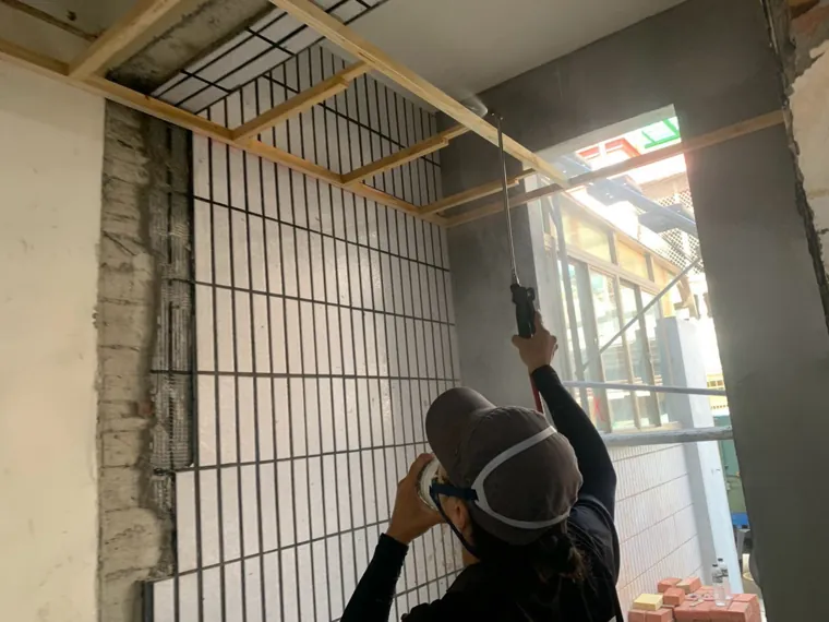 窗戶轉角上方骨架施藥