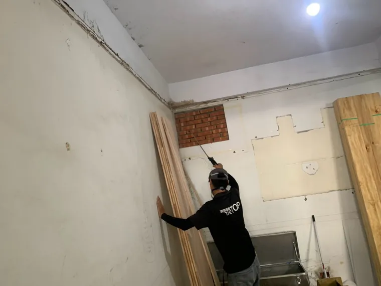 空屋拆除舊天花板後，牆頂與樓板交界露出一整圈白蟻蟻道