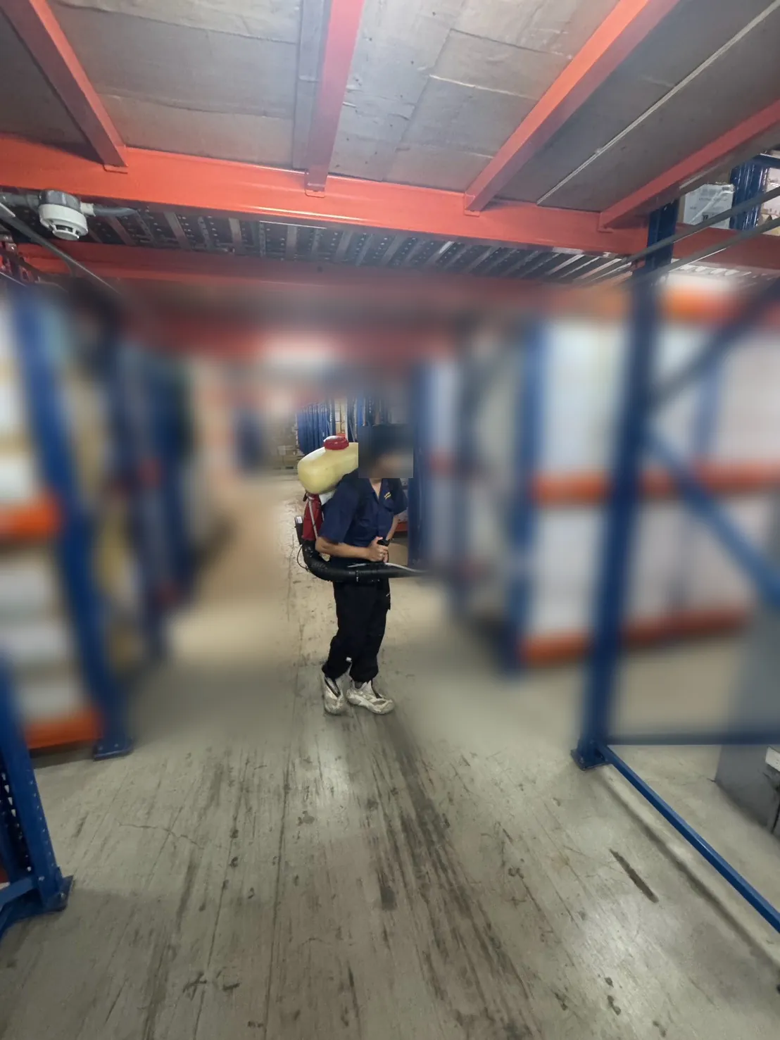 倉庫走道中段兩側貨架噴霧