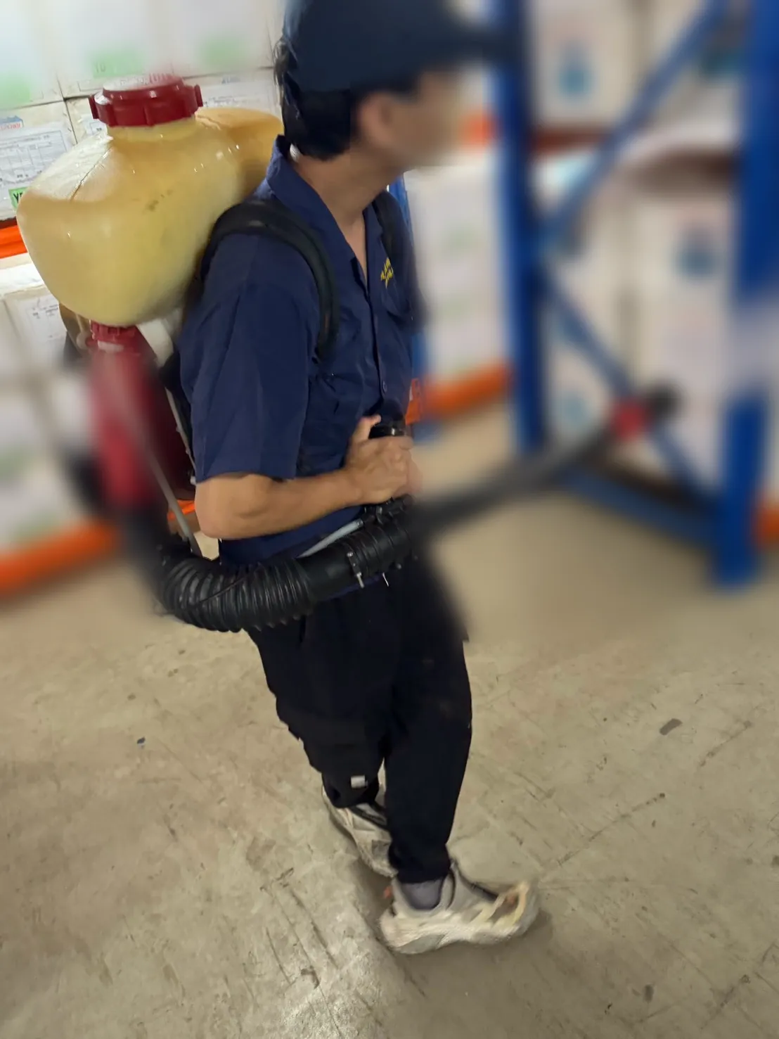 技師調整噴霧機噴管角度與霧量