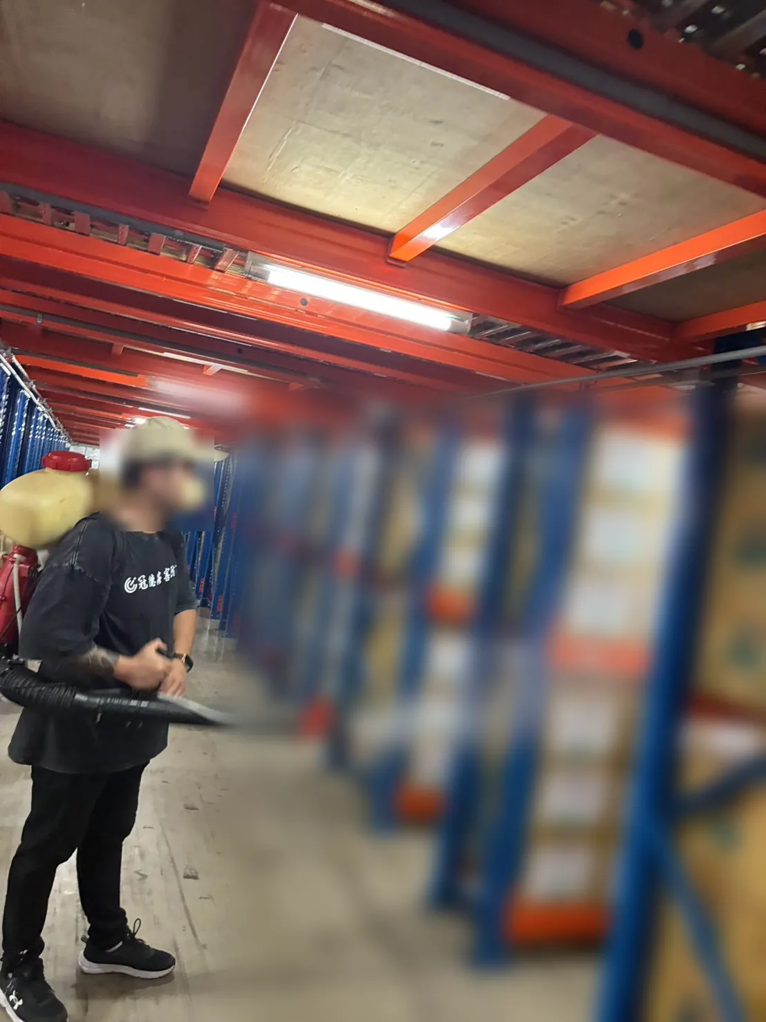霧化藥劑往倉庫貨架深處擴散