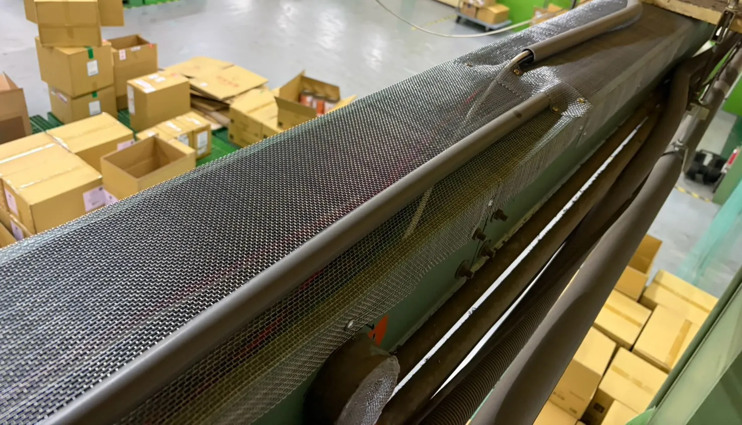 倉庫作業區上方的線槽整段用金屬網包覆