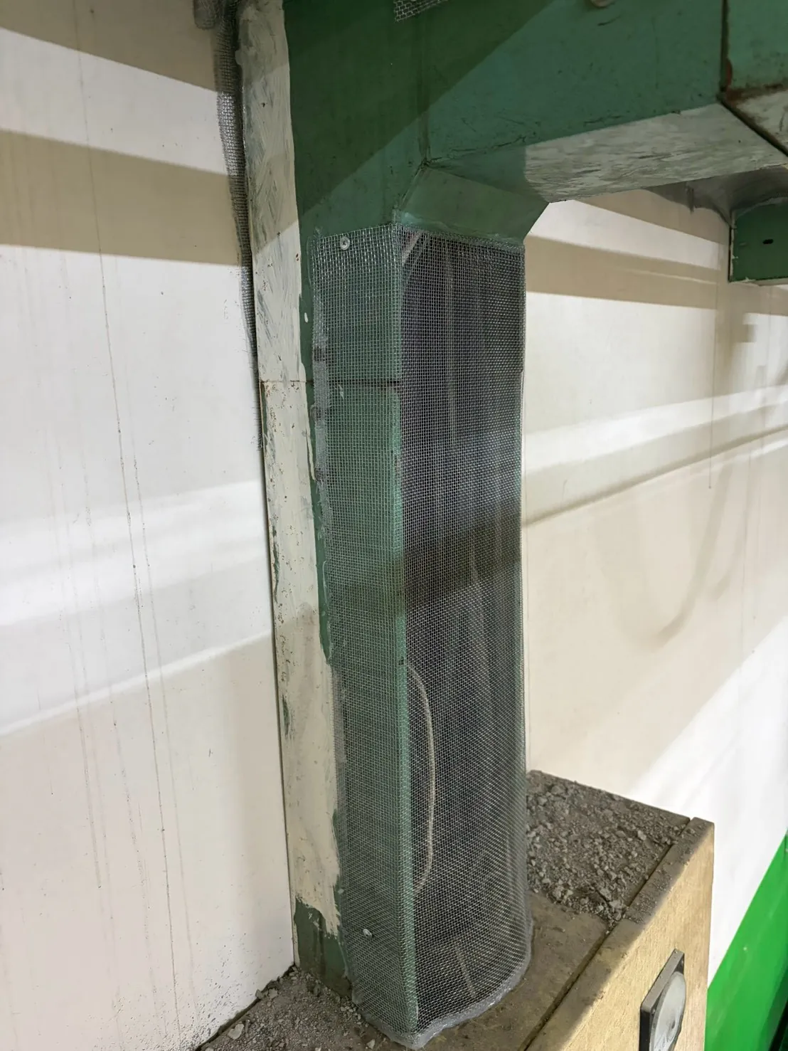 柱子與牆面之間的直縫以金屬網從上到下封住