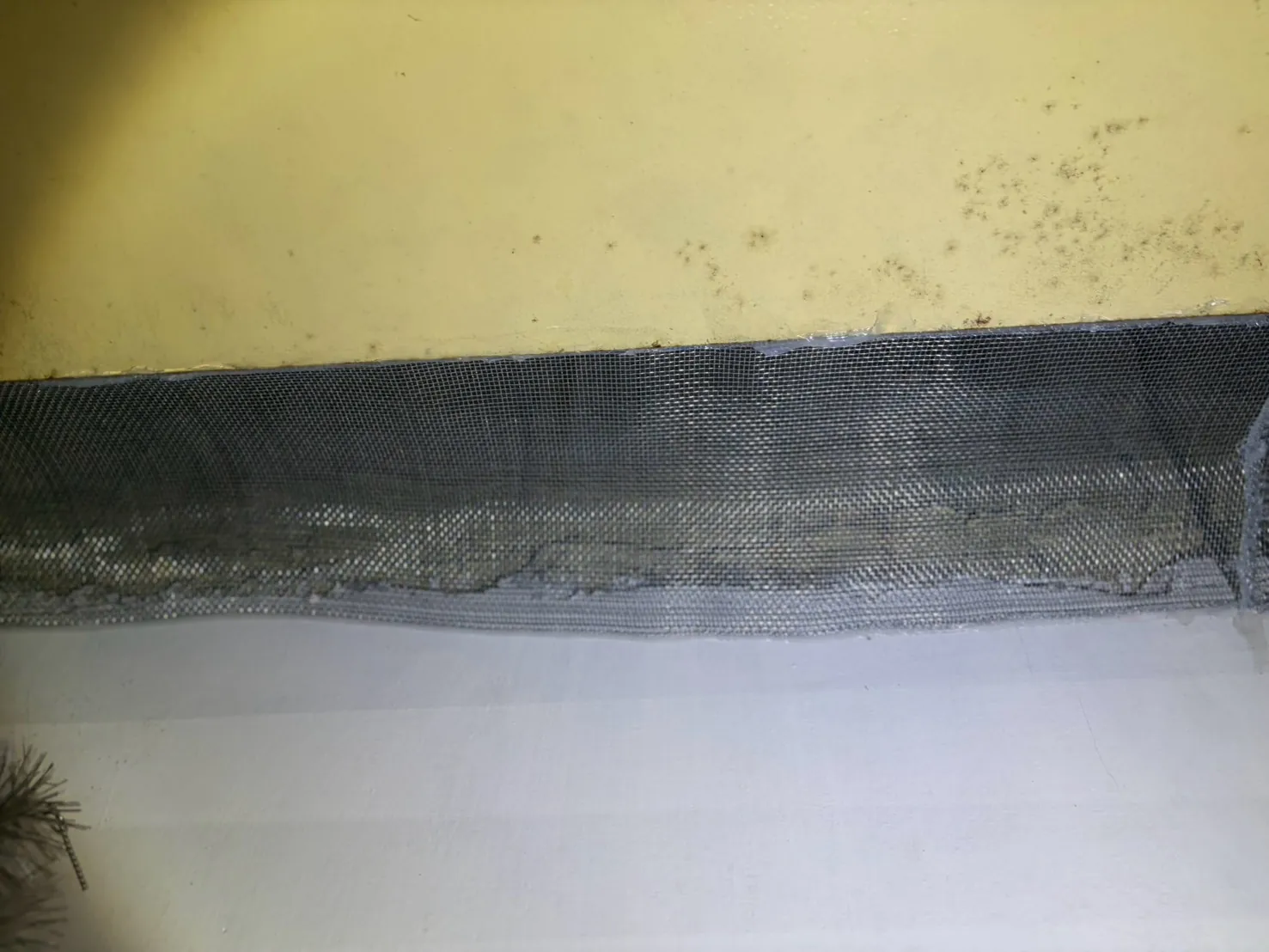 鋼樑與牆板之間的長縫以金屬網整條覆蓋，網邊以膠固定