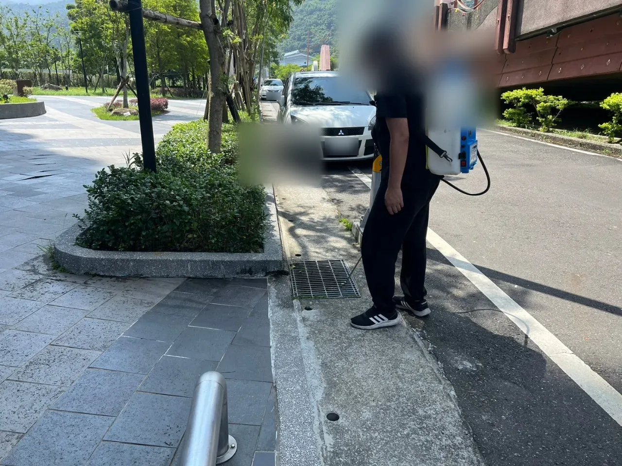 社區車道旁排水溝蓋施作