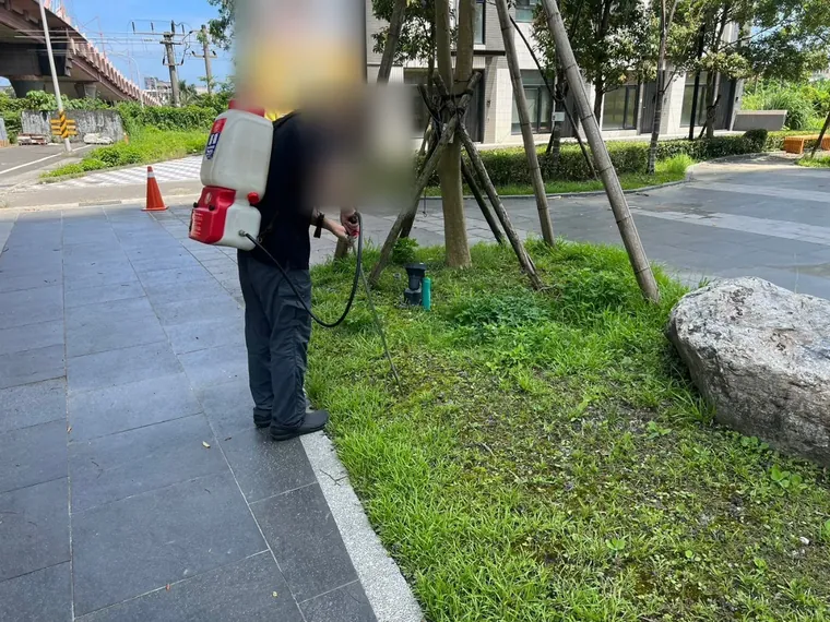 樹下草地與灌木根部以電動噴霧器噴灑