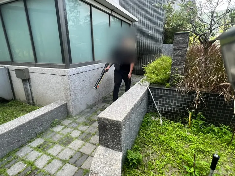 石材花台與步道交接縫隙噴灑
