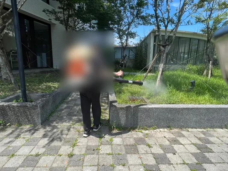 花台與草地灌木底層以動力噴霧機霧化