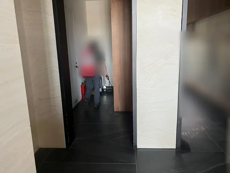 社區信箱區入口技師以電動噴霧器施作