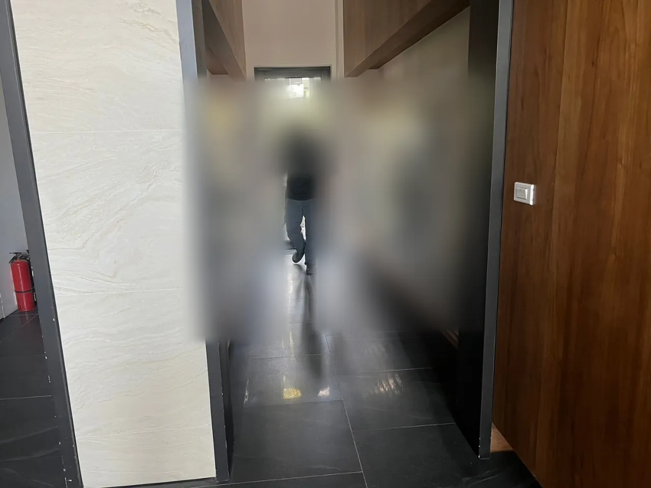 信箱區走道兩側信箱櫃下方噴灑