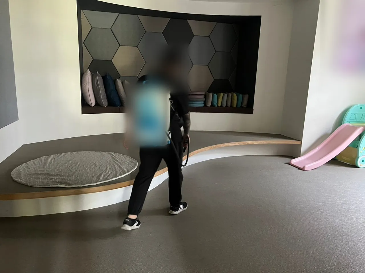 兒童閱讀遊戲區牆腳以電動噴霧器噴灑