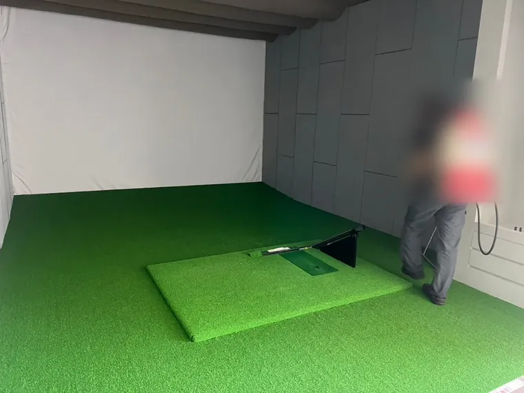 高爾夫模擬室牆邊以電動噴霧器施作