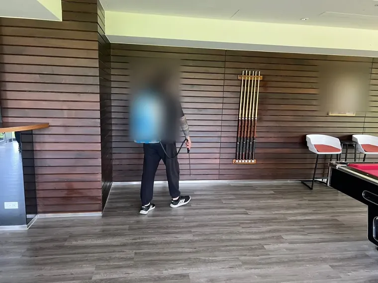 撞球室牆腳與吧台下方噴灑