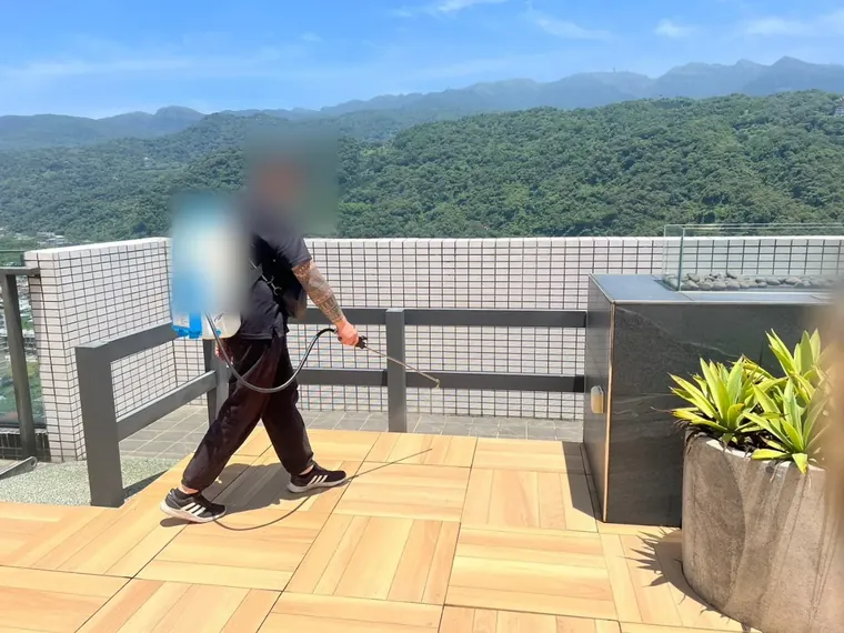 頂樓欄杆腳與盆栽周圍噴灑
