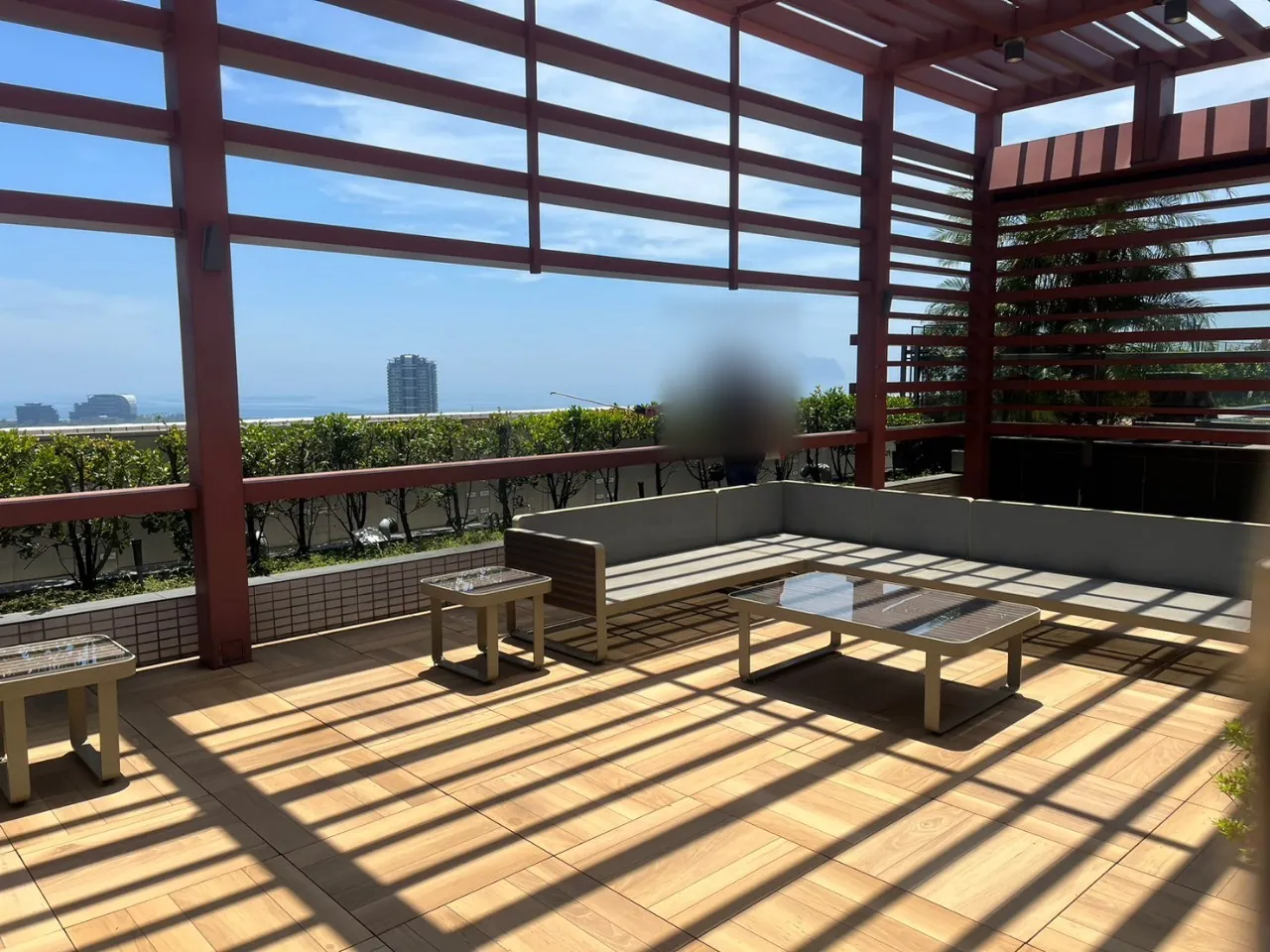 頂樓涼亭座椅下方與地磚縫噴灑