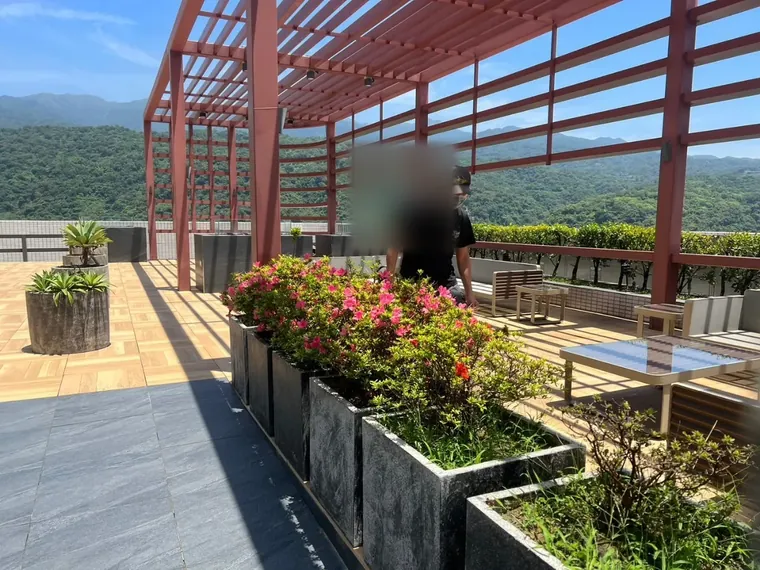 頂樓整排花台邊緣與土面噴灑