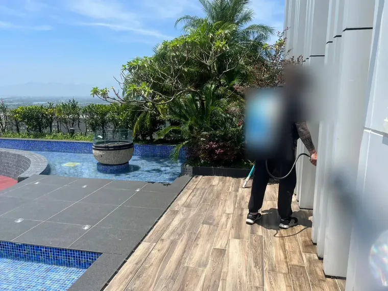 頂樓泳池旁植栽與牆腳噴灑