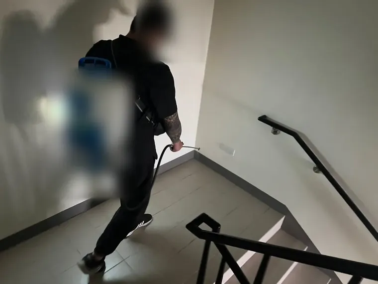 技師沿樓梯往下逐層噴灑