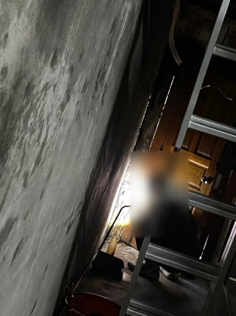 老屋通往閣樓的梯子與窄通道
