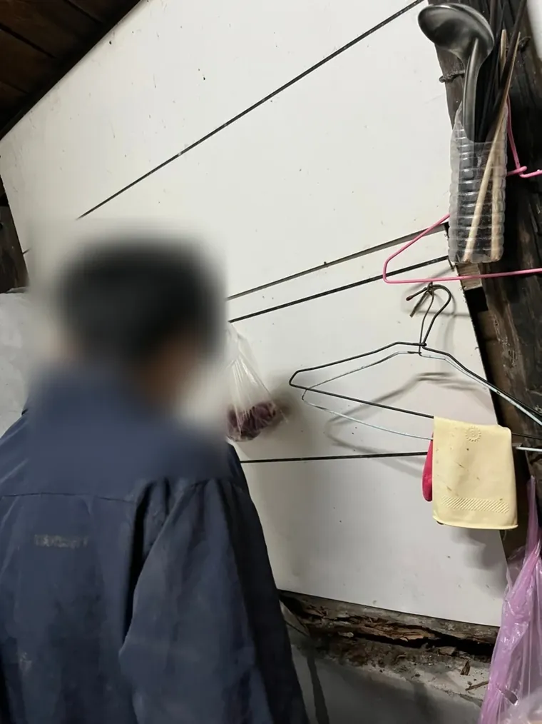 技師檢查老屋閣樓隔間牆與牆腳