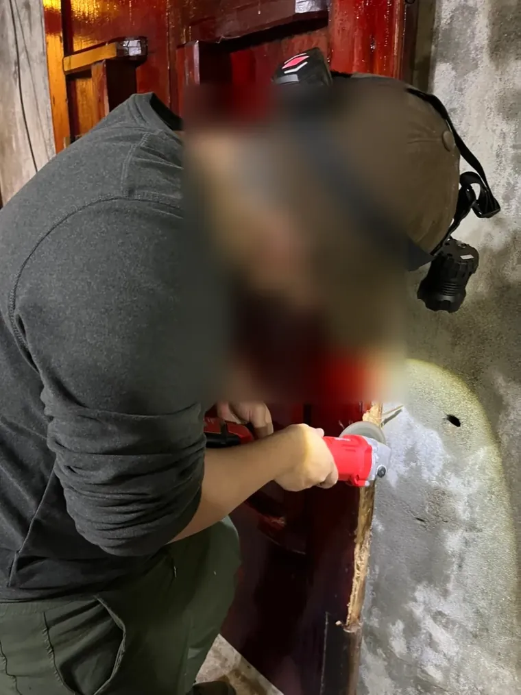 技師沿老屋木門框側邊鑽孔灌注