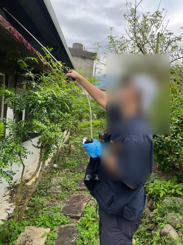 技師在宜蘭南澳老屋屋外簷下施藥