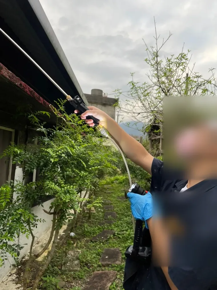 老屋屋簷底下木構白蟻施藥
