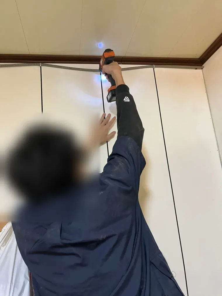 技師沿老屋天花板與牆交界鑽孔注藥