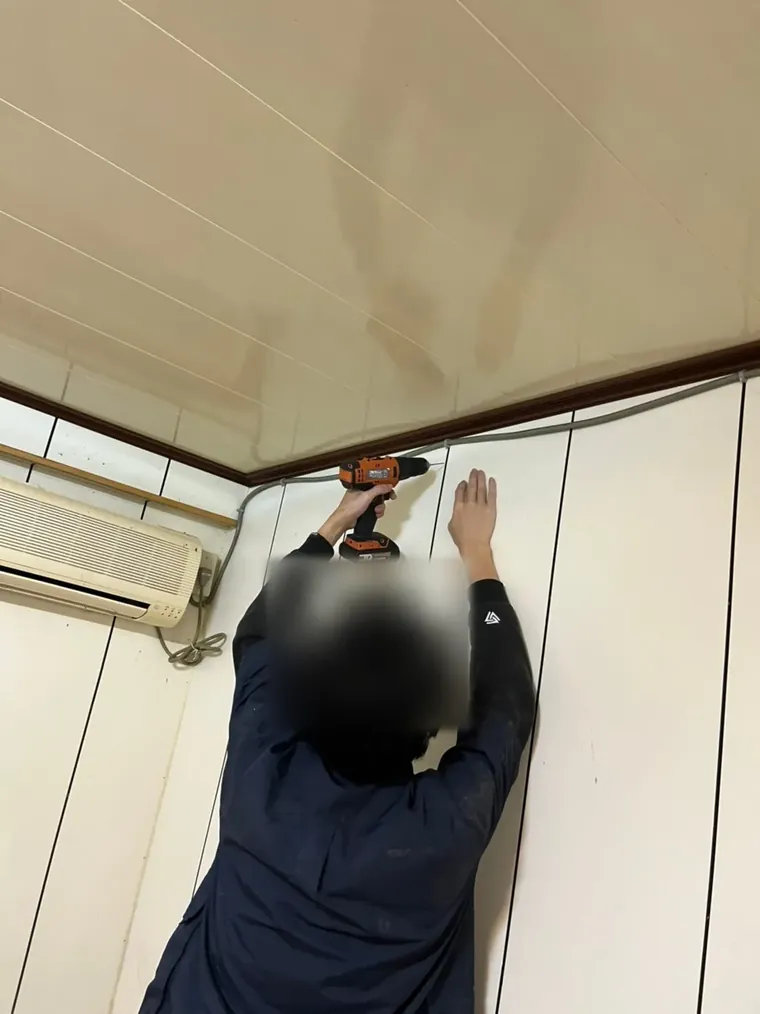 老屋房間冷氣旁天花板交界鑽孔
